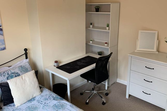 Room to rent in Room 2, 9 Durham Close, Guildford
