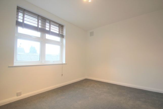 19B, Chapel Avenue, Addlestone photo 4