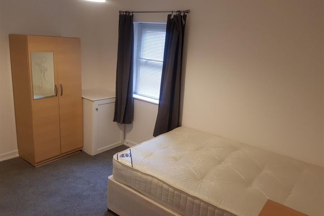 Flat 4, 67, Cedar Road, Surrey photo 3
