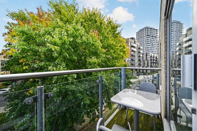 Flat 13, London photo 2