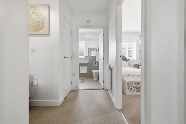 3 Thistle Close, Chigwell photo 4