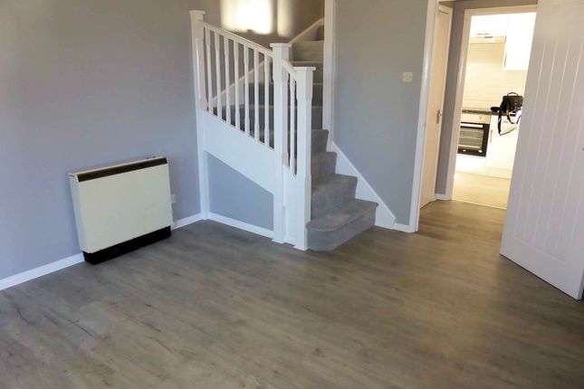 20 Lyon Close, Crawley photo 3