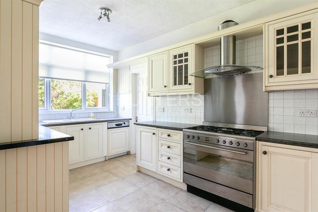 23, Wren Avenue, London photo 4