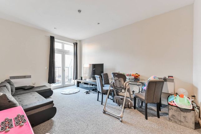 Flat for sale in The Quadrangle House, Maryland, Stratford, London