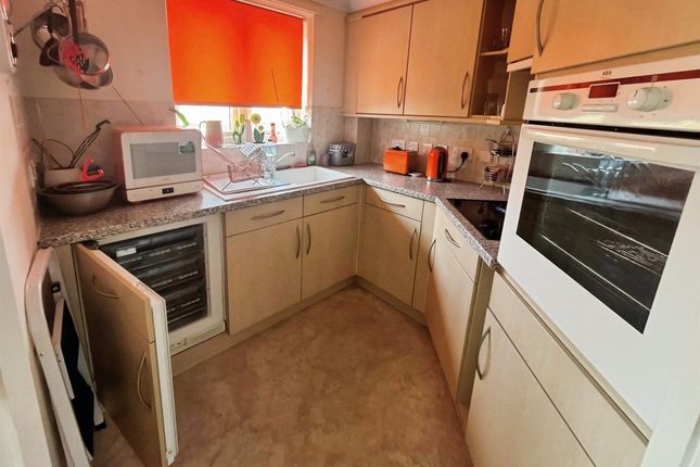 Flat 8, Cobbett Court, Hammond Close, Swindon photo 4