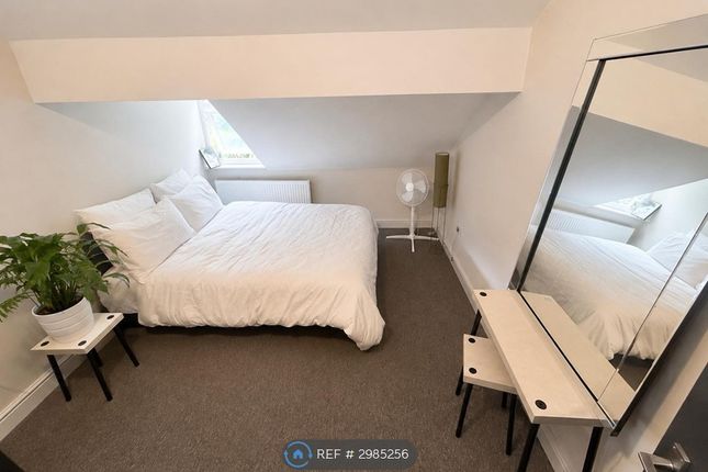 Flat, Woodbine Crescent, Stockport photo 4