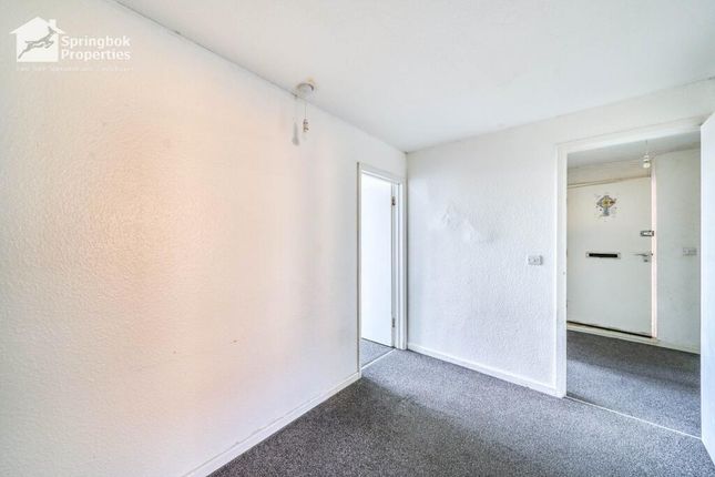12 Oakleigh Court, Avenue Road, Southall photo 2