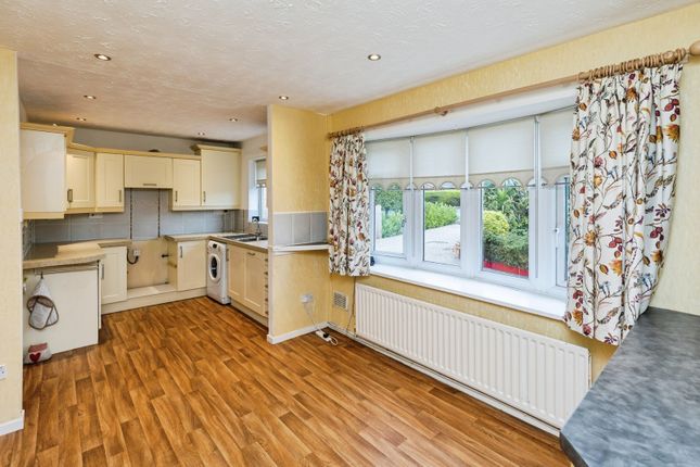 31, Fairoaks Crescent, Wrexham photo 3
