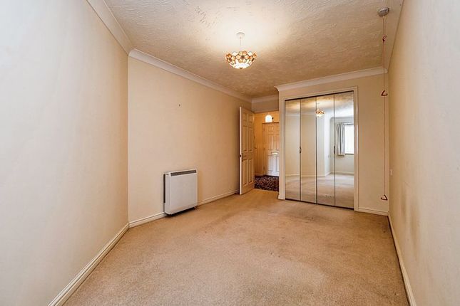 Flat for sale in Heron Court, Ilford