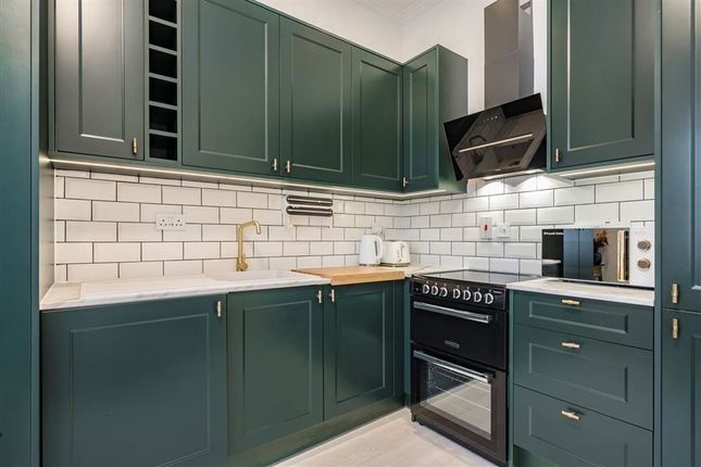 Flat D, 24, Finborough Road, London photo 3