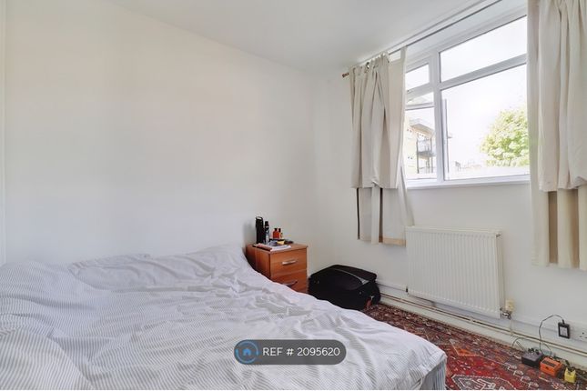 Thumbnail Flat to rent in Crescent Court, London