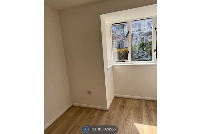 Flat, Burges Road, London photo 3