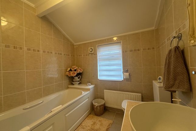 Hornbeam Close, Warfield Park, , Bracknell photo 3