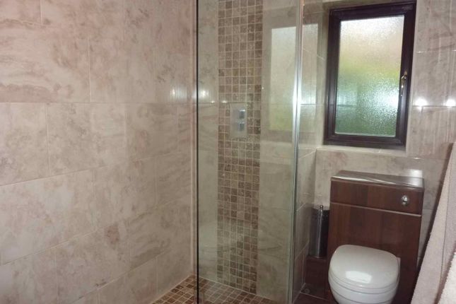 98, Courtlands Close, Watford photo 3
