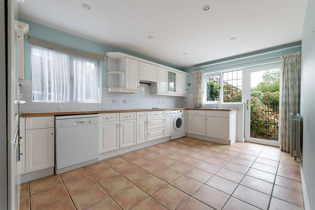 21, The Meades, Lingfield photo 3