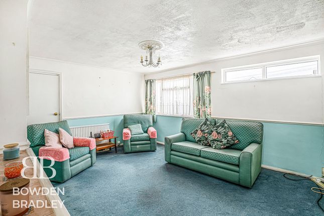 454 Fullwell Avenue, Ilford photo 2