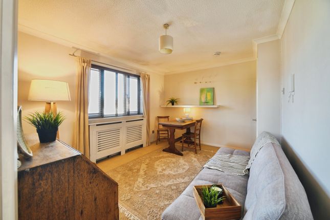 Flat 24/Albany Court, 1 Trenmar Gardens, London photo 2