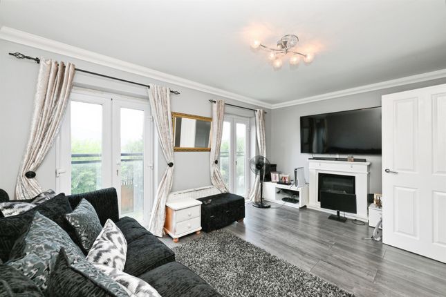 2, Robinia Road, Broxbourne photo 2