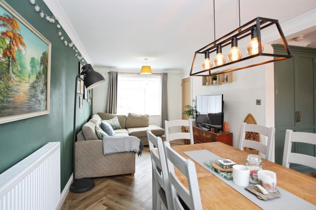 9, Cefn-y-Lon, CAERPHILLY photo 4
