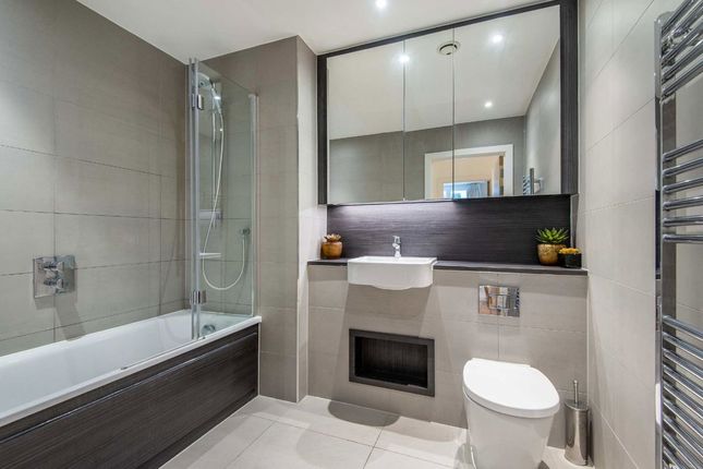 Flat 1, 1, Rochester Place, London photo 4