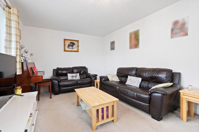 4 Renwick Court, East Calder photo 2