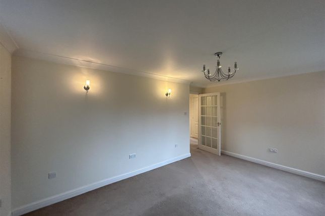 Flat to rent in Weston Close, Potters Bar