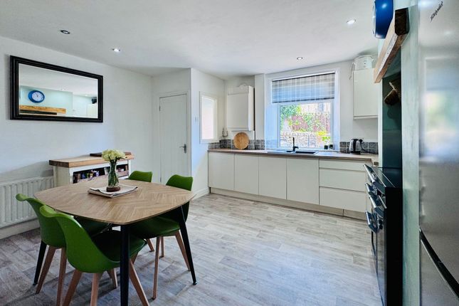 5 Moorfield Terrace, Hyde photo 4