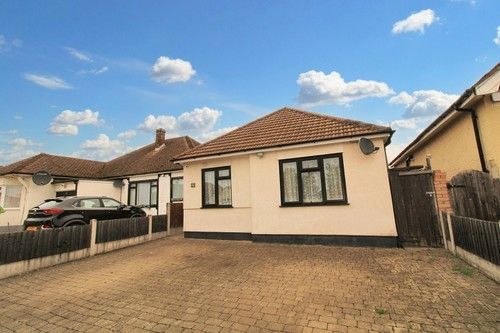 92, Harrow Crescent, Greater London photo 2