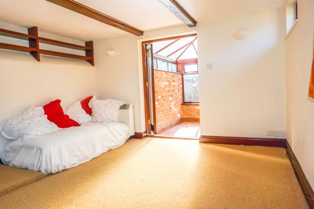 2 Cromwell Court, Thornborough Road, Nash, Milton Keynes photo 4