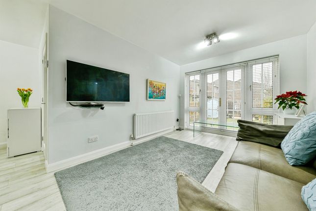 4, Glovers Close, HERTFORD photo 3