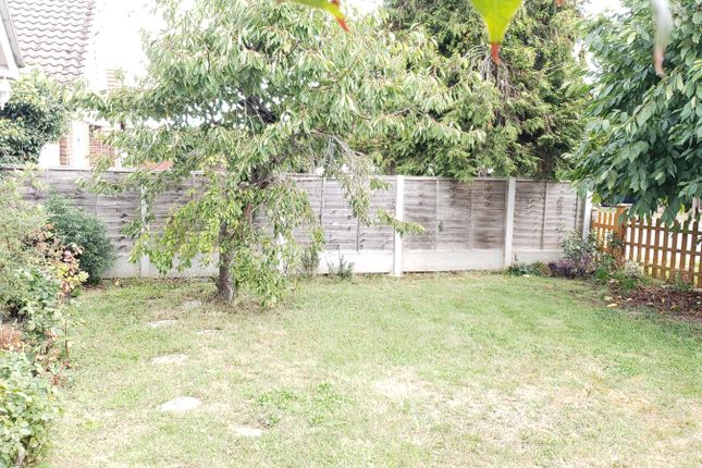 2, Canewdon Gardens, Wickford photo 4