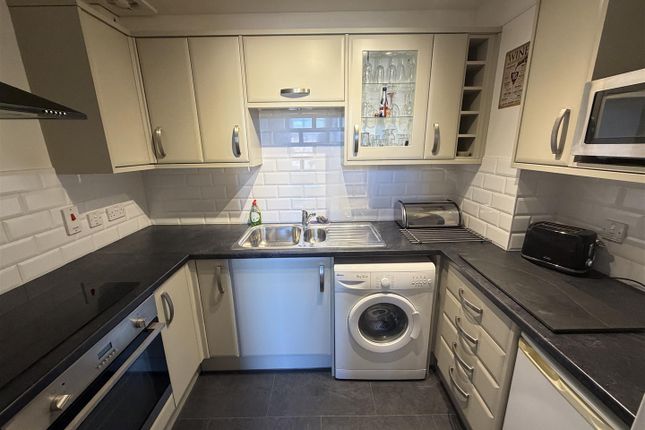 1-bed flat on 31, Wellington Court, Weymouth, £850/mo
