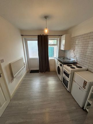 Elmgate Avenue, Feltham, London photo 5