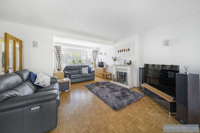 4 Brook Close, Romford photo 4