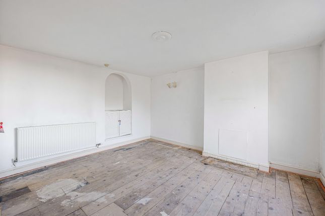 Flat 2, 6, Silver Street, Gloucestershire photo 4