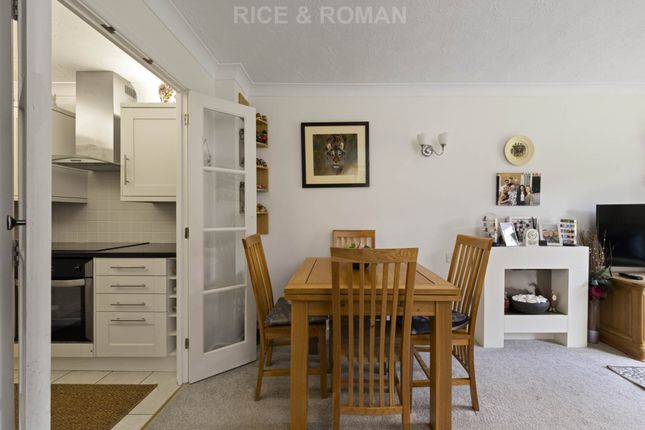 3 Badgers Court, The Grove, Epsom photo 4