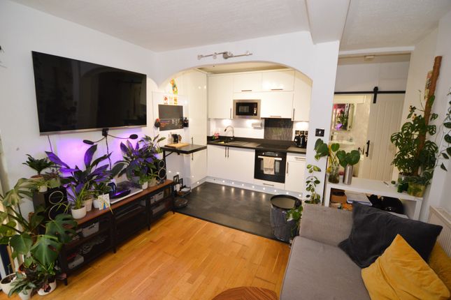 Flat 6 Longdown Lodge, Crowthorne Road, Sandhurst photo 4