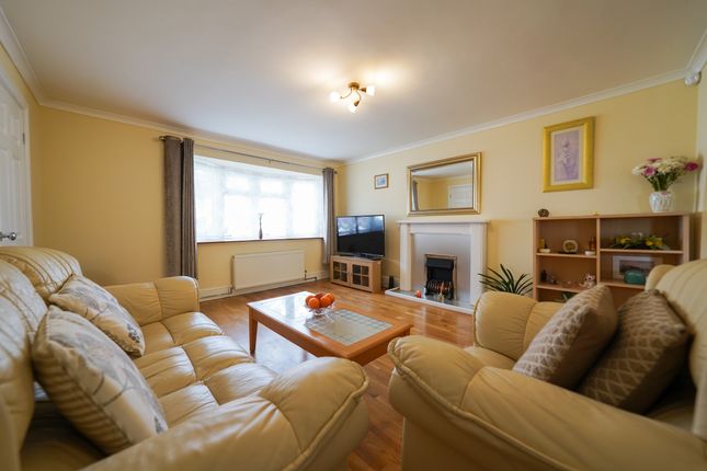16 Farr Wood Close, Leicester photo 4