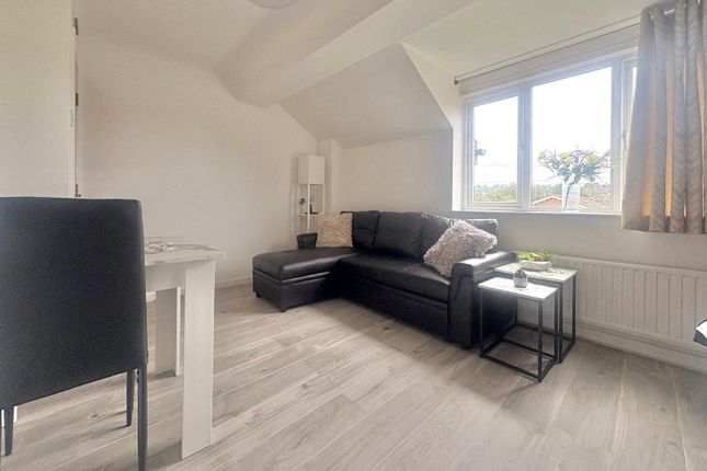Flat 6, Kestrel House,, Weydon Lane, Surrey photo 5