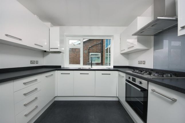 Thumbnail Flat to rent in Glenmore Lawns, Argyle Road, London