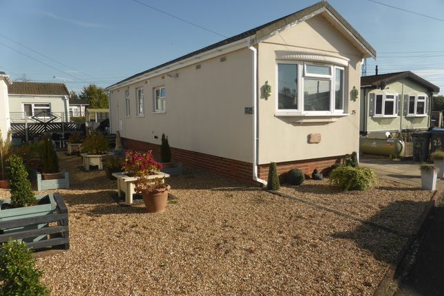 Mobile/park home for sale in New Site, Meadowlands, Addlestone