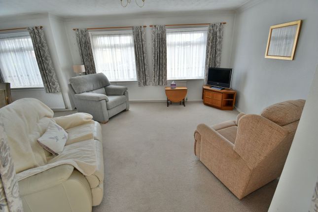 Canterbury Close, Ferndown photo 4