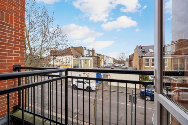 Flat for sale in Clifton Park Avenue, Raynes Park