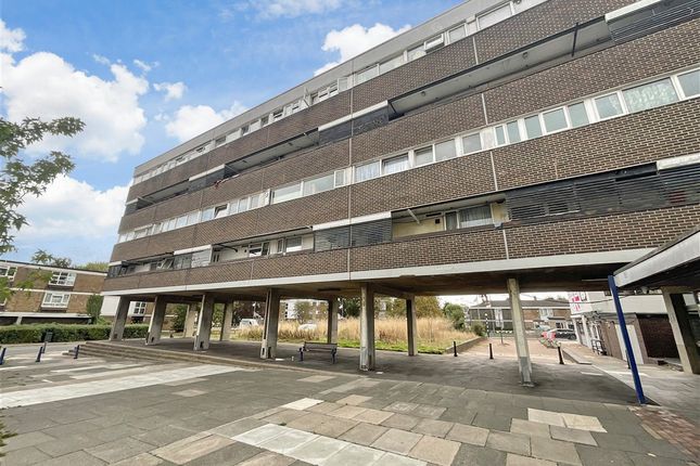 3-bed flat on Ballards Walk, Basildon, £170,000