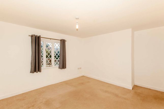 2 Sycamore Lane, Chesterfield photo 3