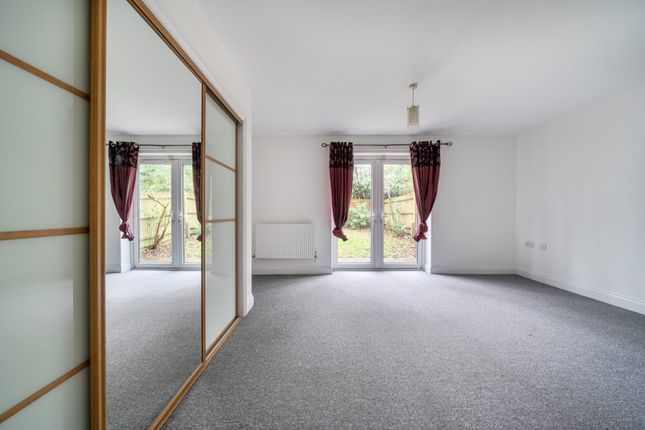 2, Reris Grange Close, Godalming photo 3