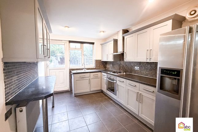 16 Aveley Road, Romford photo 2