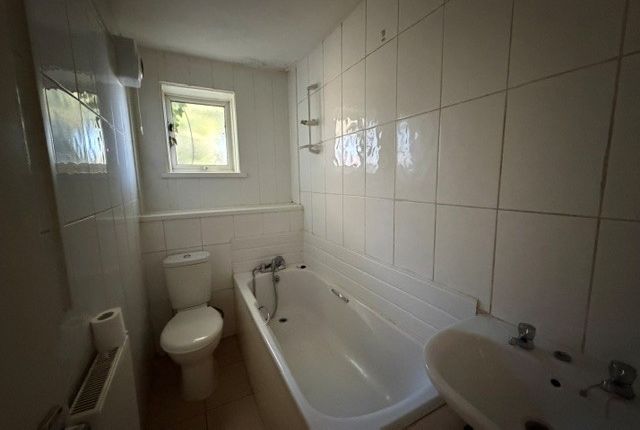 15, Luton photo 2