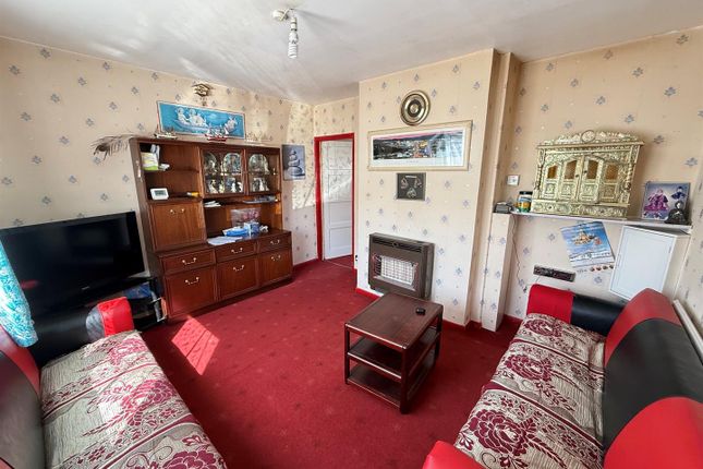 12, David Avenue, Leicester photo 2