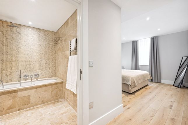 Flat to rent in Baker Street, London